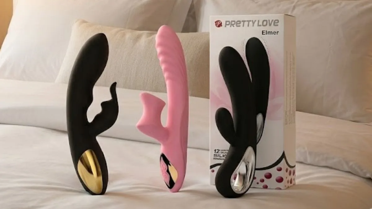 Diferentes modelos de vibrador rabbit organizados sobre veludo escuro com iluminação quente